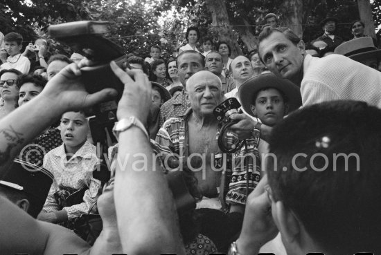 Local Corrida. Pablo Picasso interviewed for RTF. Gérard Sassier, Claude Picasso. Vallauris 1957. - Photo by Edward Quinn