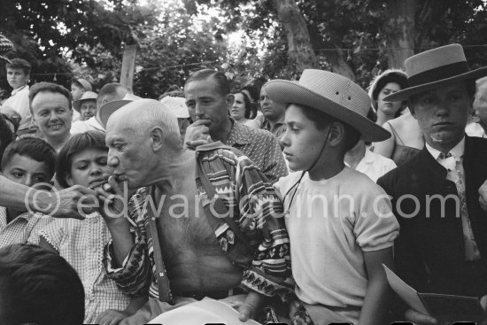 Local Corrida. Gérard Sassier, Paloma Picasso, Pablo Picasso, Claude Picasso. Vallauris 1957. - Photo by Edward Quinn