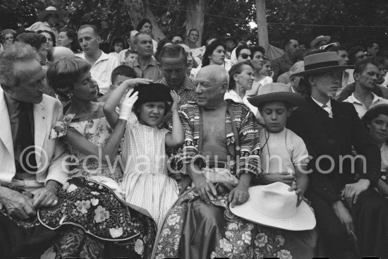 Local Corrida. Javier Vilató, Jean Cocteau, Francine Weisweiller, Paloma Picasso, Pablo Picasso, Claude Picasso, French lady bullfighter Pierrette Le Bourdiec. Vallauris 1957. - Photo by Edward Quinn