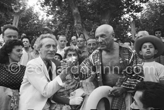 Local Corrida. Inès Sassier, Pablo Picasso's housekeeper, Jean Cocteau, Francine Weisweiller, Pablo Picasso, Claude Picasso. Vallauris 1957. - Photo by Edward Quinn