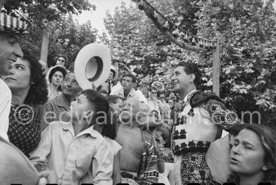 Local Corrida. Inès Sassier, Pablo Picasso's housekeeper, Gérard Sassier, Pablo Picasso, Francisco Reina "El Minuni", banderillero andaluz. Vallauris 1957. - Photo by Edward Quinn