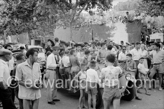 Festivity at Vallauris: Gérard Sassier, Claude Picasso, Paloma Picasso and Catherine Hutin in the Renault with bull's horns. Vallauris 1957. - Photo by Edward Quinn