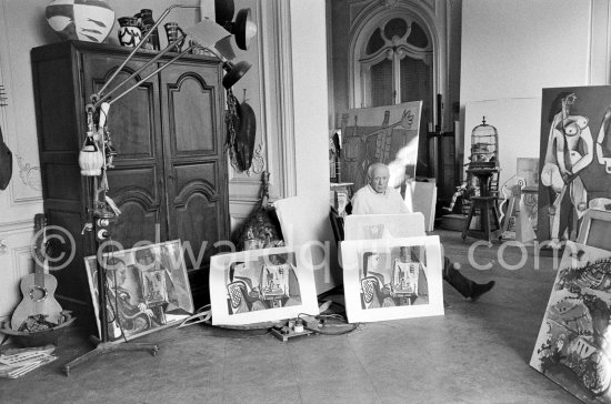 Pablo Picasso with "Femme dans l'atelier". La Californie, Cannes 21.11.1957. - Photo by Edward Quinn