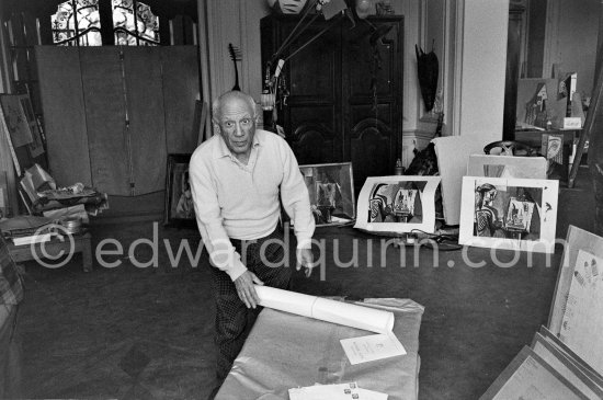 Pablo Picasso rolls "Femme dans l'atelier", dedicated to Edward Quinn. La Californie, Cannes 21.11.1957. - Photo by Edward Quinn