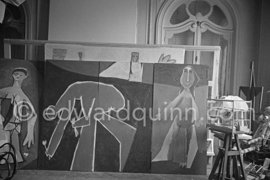 Panels intended for the UNESCO work by Pablo Picasso "La chute d'Icare" but which were not included. Bird cage. La Californie, Cannes 1958. - Photo by Edward Quinn