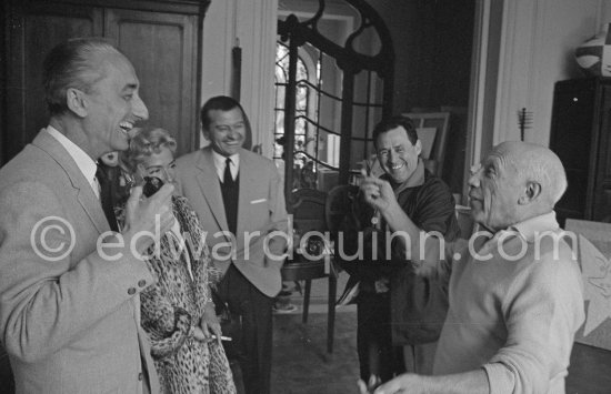 Pablo Picasso and oceanologist Jacques-Yves Cousteau, his wife Simone and unknown visitors. La Californie, Cannes 1958. - Photo by Edward Quinn