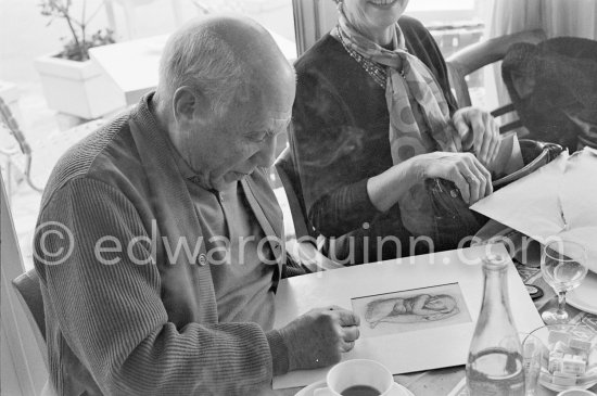 Restaurant Chez Félix. Pablo Picasso confirms the date (1906) and signs the drawing "La coiffure (Fernande) (Étude)". Cannes 1958. The present work has a fascinating provenance. In 1936, it was received by Barbara Bagenal as a gift from her admirer, Saxon Sydney-Turner, who had purchased it from the legendary Zwemmer Gallery in London. Barbara, an artist herself and wife of Nicholas Bagenal, moved in Bloomsbury circles with Virginia Woolf, Lytton Strachey, Duncan Grant and Vanessa Bell. Pablo Picasso had originally left the drawing unsigned but, as a 1958 note from Clive Bell attached to the backboard explains: "On February 1958. I took Mrs Bagenal to lunch with Pablo Picasso [in Cannes]. Madame Roque, Pablo Picasso, Mr Duncan and his wife made up the party. I spoke of the drawing. (.) On seeing it Pablo Picasso exclaimed "Dieu que c'est beau". He confirmed the date (1905) and signed the drawing with his 1958 signature. 'That will be a puzzle for art-historians some day', said he. 'To save art-historians trouble I have written this note'" (cf. Sotheby's London, #443, L04010, 22.6.2004). - Photo by Edward Quinn