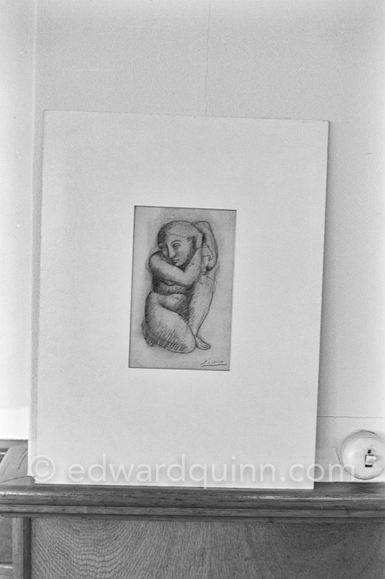 Restaurant Chez Félix. Pablo Picasso confirms the date (1906) and signs the drawing "La coiffure (Fernande) (Étude)". Cannes 1958. The present work has a fascinating provenance. In 1936, it was received by Barbara Bagenal as a gift from her admirer, Saxon Sydney-Turner, who had purchased it from the legendary Zwemmer Gallery in London. Barbara, an artist herself and wife of Nicholas Bagenal, moved in Bloomsbury circles with Virginia Woolf, Lytton Strachey, Duncan Grant and Vanessa Bell. Pablo Picasso had originally left the drawing unsigned but, as a 1958 note from Clive Bell attached to the backboard explains: "On February 1958. I took Mrs Bagenal to lunch with Pablo Picasso (in Cannes). Madame Roque, Pablo Picasso, Mr Duncan and his wife made up the party. I spoke of the drawing. (.) On seeing it Pablo Picasso exclaimed "Dieu que c'est beau". He confirmed the date (1905) and signed the drawing with his 1958 signature. 'That will be a puzzle for art-historians some day', said he. 'To save art-historians trouble I have written this note'" (cf. Sotheby's London, #443, L04010, 22.6.2004). - Photo by Edward Quinn