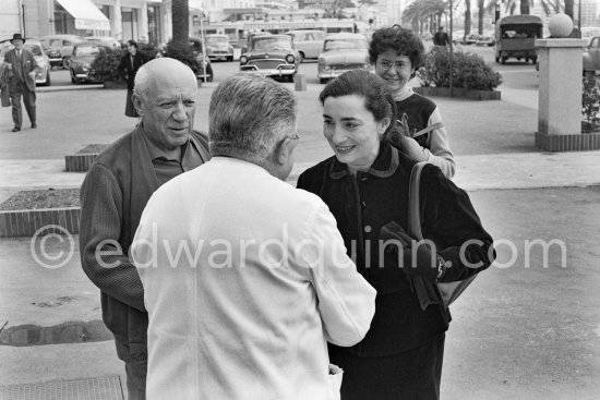 Pablo Picasso, Jacqueline and Félix. In front of restaurant Chez Félix. Clive Bell in the backround left. Cannes 1958. - Photo by Edward Quinn