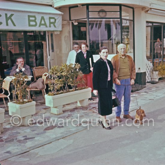 Pablo Picasso, Jacqueline and Barbara Bagenal, an artist herself and wife of Nicholas Bagenal. Félix Cenci behind her. In front of restaurant Chez Félix. Cannes 1958. - Photo by Edward Quinn