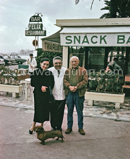 Félix Cenci, Pablo Picasso, Jacqueline and Lump. In front of restaurant Chez Félix. Cannes 1958. - Photo by Edward Quinn