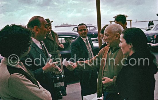 Pablo Picasso, Jacqueline and a street photographer. In front of restaurant Chez Félix. Cannes 1958. - Photo by Edward Quinn