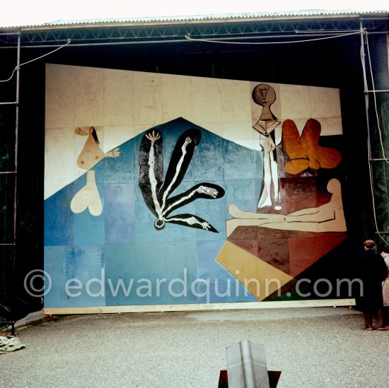 Installation of "The Fall of Icarus" ("La chute d'Icare") on a schoolyard in Vallauris. Destined for the conference hall of UNESCO building in Paris. The mural is made up of forty wooden panels. Initially titled "The Forces of Life and the Spirit Triumphing over Evil", the composition was renamed in 1958 by George Salles, who preferred the current title, "The Fall of Icarus" ("La chute d'Icare"). Vallauris, 29 March 1958. - Photo by Edward Quinn