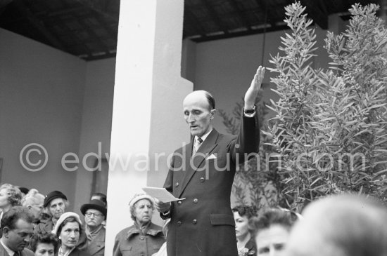 Paul Derigon, the mayor of Vallauris, who became famous when he celebrated the marriage of Rita Hayworth and Aly Khan, says a few appropriate words. Unveailing of the mural "The Fall of Icarus" for the conference hall of UNESCO building in Paris. Vallauris, 29 March 1958. - Photo by Edward Quinn