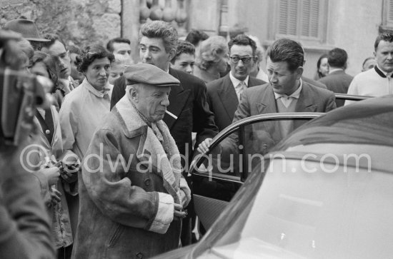 On the right Pablo Picasso's chauffeur Jeannot. Unveiling of mural "The Fall of Icarus" for the conference hall of UNESCO building in Paris. The mural is made up of forty wooden panels. Initially titled "The Forces of Life and the Spirit Triumphing over Evil", the composition was renamed in 1958 by George Salles, who preferred the current title, "The Fall of Icarus". Vallauris, 29 March 1958. - Photo by Edward Quinn