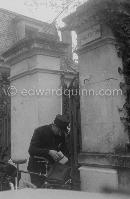 Postman at the door of La Californie. On the left the gatehouse. Today: Pavillon de Flore, 22 Avenue de Coste Belle. Cannes 1958. - Photo by Edward Quinn
