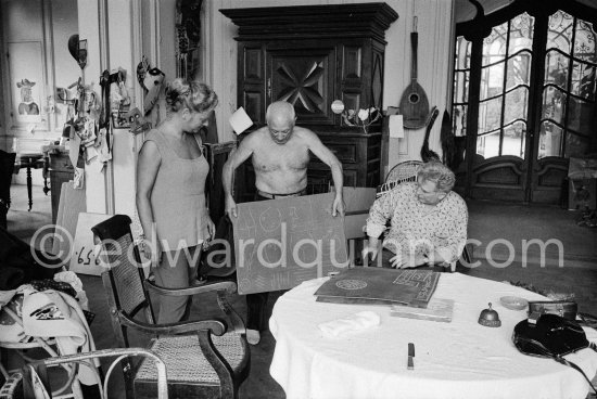 Pablo Picasso showing linoblocks to Edouard Pignon and Hélène Parmelin. La Californie, Cannes 1959. - Photo by Edward Quinn