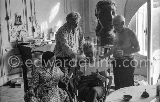 Edouard Pignon, Hélène Parmelin, Jacqueline and Pablo Picasso viewing photos by Edward Quinn, which the latter brought as a gift. La Californie, Cannes 1959. - Photo by Edward Quinn