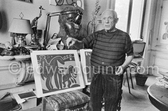 Pablo Picasso with linocut "Picador et taureau". La Californie, Cannes 1959. - Photo by Edward Quinn