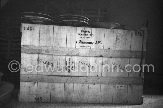 Shipping crate for artworks (to Moscow). La Californie, Cannes 1959. - Photo by Edward Quinn