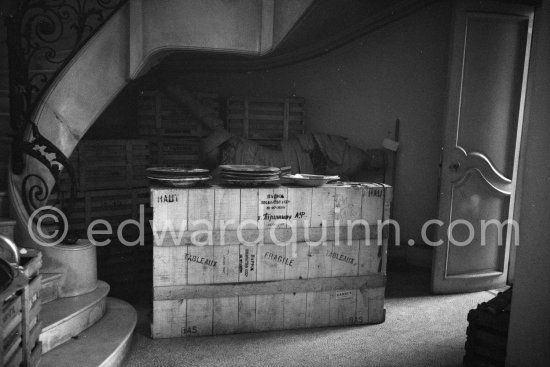 Shipping crate for artworks (to Moscow). La Californie, Cannes 1959. - Photo by Edward Quinn