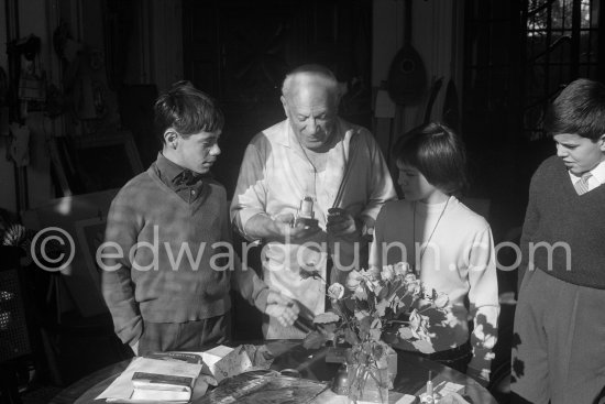 Pablo Picasso, Claude Picasso, Paloma Picasso, Gérard Sassier. Book of Penrose. La Californie, Cannes 1959. - Photo by Edward Quinn