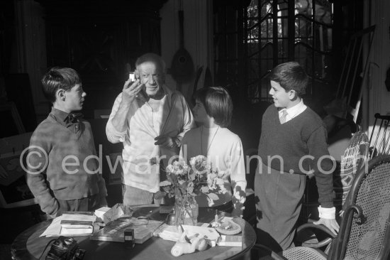 Pablo Picasso, Claude Picasso, Paloma Picasso and Gérard Sassier. La Californie, Cannes 1959. - Photo by Edward Quinn