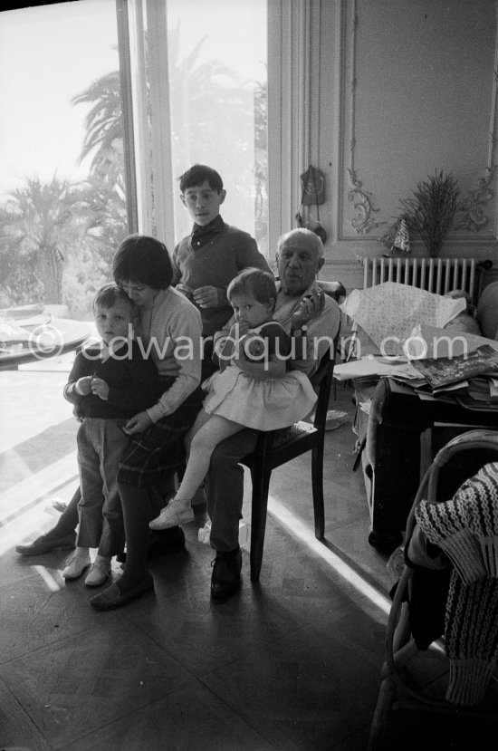 Picasso with standing behind Claude, foreground the young Louis Dominguin, Picasso with on his knees Paloma and Lucia Dominguin. La Californie, Cannes 1959. - Photo by Edward Quinn
