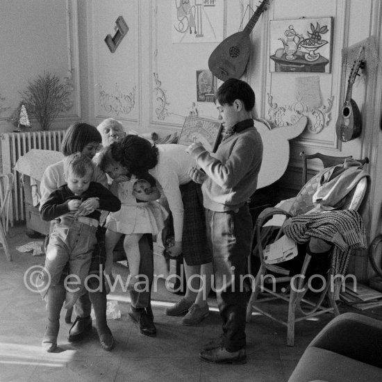 Where is Pablo Picasso? Pablo Picasso, Paloma Picasso, Claude Picasso, Catherine Hutin, Luis Dominguin and Lucia Dominguin (the children of Luis Miguel Dominguin and Lucia Bosè). La Californie, Cannes 1959. - Photo by Edward Quinn