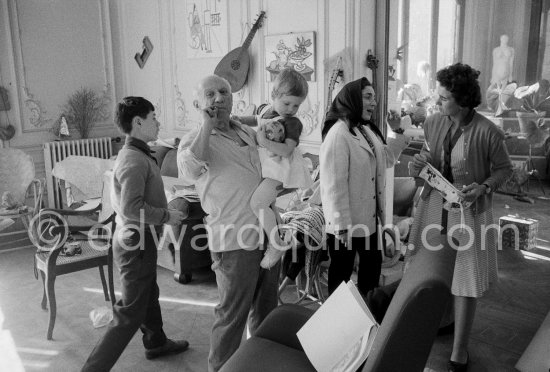 Pablo Picasso, Claude Picasso, Jacqueline, Lucia Dominguin, Inès Sassier. La Californie, Cannes 1959. - Photo by Edward Quinn