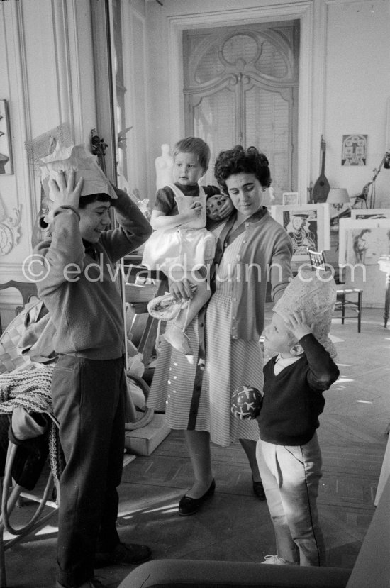 Inès Sassier with the children of Dominguin and Lucia Bosé. Claude Picasso and Luis Dominguin try on paper hats for size.  La Californie, Cannes 1959. - Photo by Edward Quinn