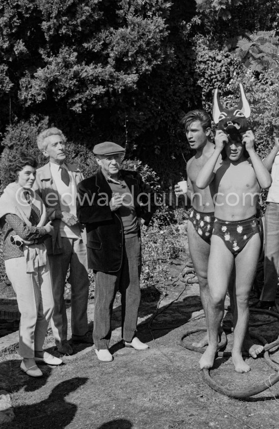 Cathy Hutin, daughter of Jacqueline Roque, Cocteau, Pablo Picasso and "L\'homme chien" (Guy Dute and Jean-Claude Petit). During filming of "Le Testament d’Orphée", film of Jean Cocteau. Saint-Jean-Cap-Ferrat 1959. - Photo by Edward Quinn