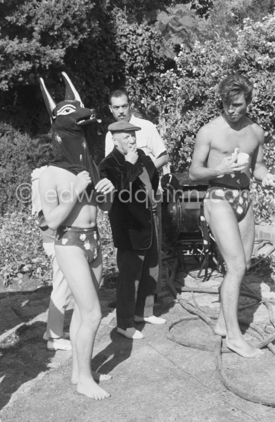Pablo Picasso and "L'homme chien" (Guy Dute and Jean-Claude Petit). During filming of "Le Testament d’Orphée", film of Jean Cocteau. Saint-Jean-Cap-Ferrat 1959. - Photo by Edward Quinn