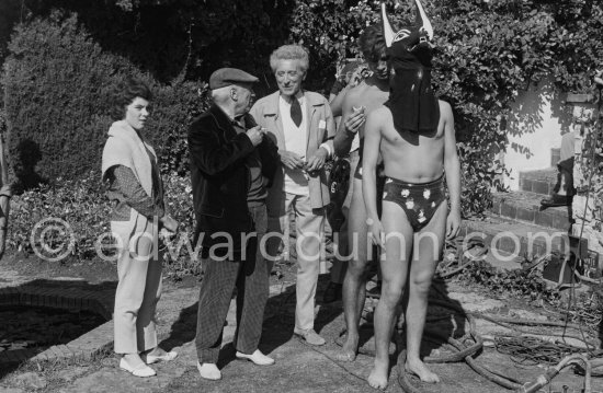 Cathy Hutin, daughter of Jacqueline Roque, Pablo Picasso, Cocteau and "L\'homme chien" (Guy Dute and Jean-Claude Petit). During filming of "Le Testament d’Orphée", film of Jean Cocteau. Saint-Jean-Cap-Ferrat 1959. - Photo by Edward Quinn