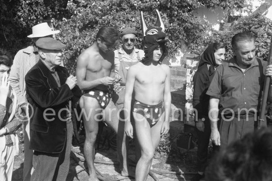 Pablo Picasso, "L\'homme chien" (Guy Dute and Jean-Claude Picasso Petit) and Jacqueline. During filming of "Le Testament d’Orphée", film of Jean Cocteau. Saint-Jean-Cap-Ferrat 1959. - Photo by Edward Quinn