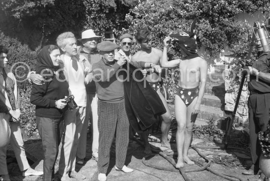 Cathy Hutin, daughter of Jacqueline, Jacqueline, Cocteau, Alberto Magnelli, Pablo Picasso and "L\'homme chien" (Guy Dute and Jean-Claude Picasso Petit). During filming of "Le Testament d’Orphée", film of Jean Cocteau. Saint-Jean-Cap-Ferrat 1959. - Photo by Edward Quinn