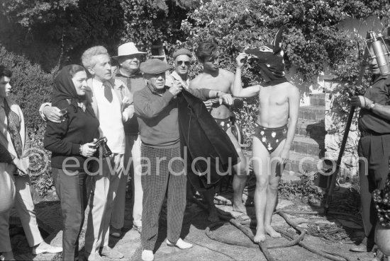 Cathy Hutin, daughter of Jacqueline, Jacqueline, Cocteau, Alberto Magnelli, Pablo Picasso and "L'homme chien" (Guy Dute and Jean-Claude Picasso Petit). During filming of "Le Testament d’Orphée", film of Jean Cocteau. Saint-Jean-Cap-Ferrat 1959. - Photo by Edward Quinn