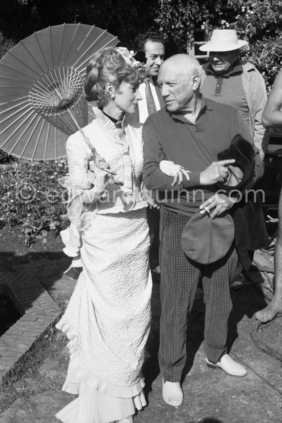 Pablo Picasso and Francine Weisweiller, Alberto Magnelli and Renato Guttuso in the background. At Villa Santo Sospir of Francine Weisweiller. Saint-Jean-Cap-Ferrat 1959. - Photo by Edward Quinn