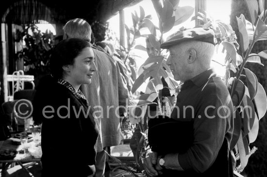 Pablo Picasso and Jacqueline. During filming of "Le Testament d’Orphée", film of Jean Cocteau. At Villa Santo Sospir of Francine Weisweiller. Saint-Jean-Cap-Ferrat 1959. - Photo by Edward Quinn