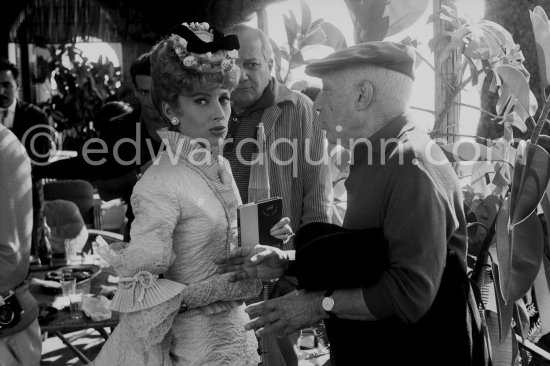 Pablo Picasso, Francine Weisweiller and Alberto Magnelli. At Villa Santo Sospir of Francine Weisweiller. Saint-Jean-Cap-Ferrat 1959. - Photo by Edward Quinn