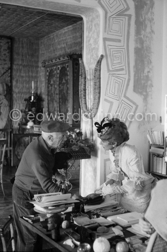 Pablo Picasso and Francine Weisweiller. At Villa Santo Sospir of Francine Weisweiller. Saint-Jean-Cap-Ferrat 1959. - Photo by Edward Quinn
