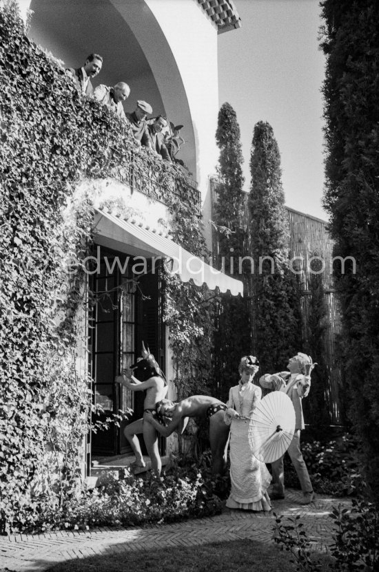 Jean Cocteau, Francine Weisweiller, "L'homme chien" (Guy Dute and Jean-Claude Petit). On the balcony Alberto Magnelli, Susi Magnelli, Michele Sapone, Pablo Picasso, Renato Guttuso. During filming of "Le Testament d’Orphée", film of Jean Cocteau. At Villa Santo Sospir of Francine Weisweiller. Saint-Jean-Cap-Ferrat 1959. - Photo by Edward Quinn