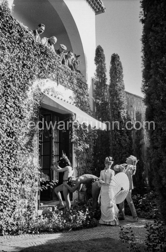 Jean Cocteau, Francine Weisweiller, "L'homme chien" (Guy Dute and Jean-Claude Petit). On the balcony Alberto Magnelli, Susi Magnelli, Michele Sapone, Pablo Picasso, Renato Guttuso. During filming of "Le Testament d’Orphée", film of Jean Cocteau. At Villa Santo Sospir of Francine Weisweiller. Saint-Jean-Cap-Ferrat 1959. - Photo by Edward Quinn