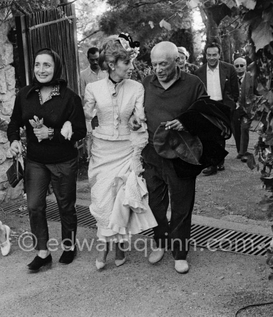 Pablo Picasso, Francine Weisweiller, Jacqueline, Renato Guttuso, Jaime Sabartés. At Villa Santo Sospir of Francine Weisweiller. Saint-Jean-Cap-Ferrat 1959. - Photo by Edward Quinn