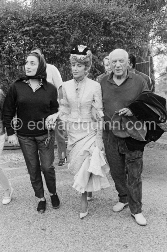 Picasso, Jacqueline, Francine Weisweiller, During filming of "Le Testament d’Orphée", film of Jean Cocteau. At Villa Santo Sospir of Francine Weisweiller. Saint-Jean-Cap-Ferrat 1959. - Photo by Edward Quinn