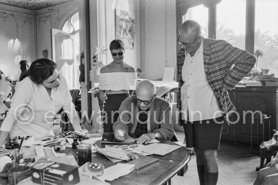 Jacqueline, Theodor "Teto" Ahrenberg, Swedish collector, and his wife Ulla. Pablo Picasso signing a photo by Edward Quinn. La Californie, Cannes 25.10.1959. - Photo by Edward Quinn