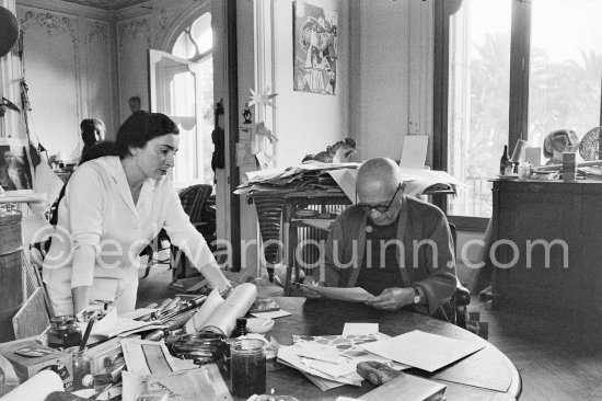 Jacqueline. Pablo Picasso signing a photo by Edward Quinn . La Californie, Cannes 25.10.1959. - Photo by Edward Quinn