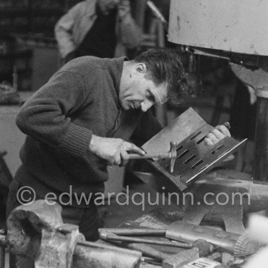 Construction of a metal model of Château de Vauvenargues. Gift of Teto Ahrenberg to Pablo Picasso on the occasion of the visit of the Ahrenberg family to La Californie 1959. - Photo by Edward Quinn