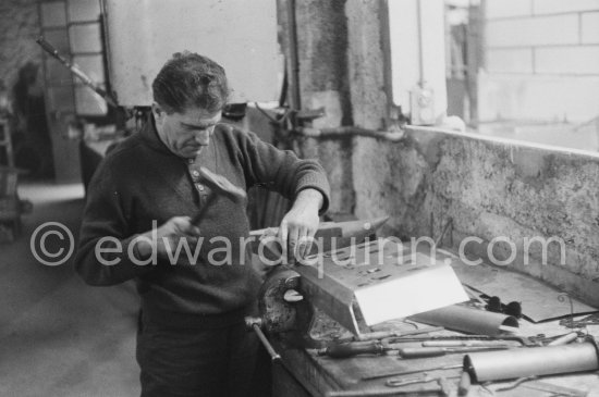 Construction of a metal model of Château de Vauvenargues. Gift of Teto Ahrenberg to Pablo Picasso on the occasion of the visit of the Ahrenberg family to La Californie 1959. - Photo by Edward Quinn