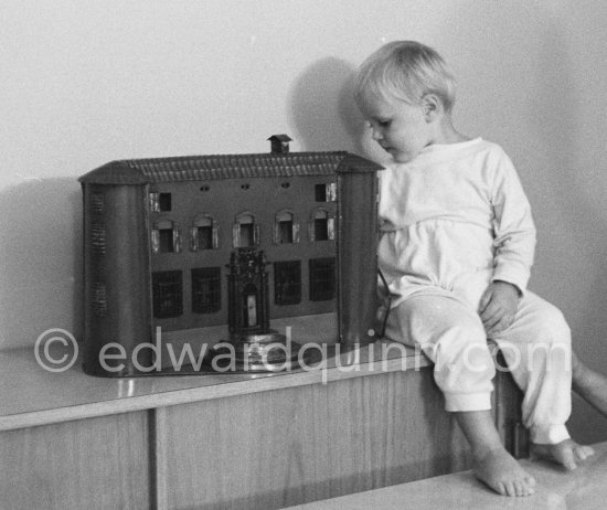 Staffan Ahrenberg playing with the metal model of Pablo Picasso\'s Château de Vauvenargues. Gift of Teto Ahrenberg to Pablo Picasso on the occasion of the visit of the Ahrenberg family to La Californie 1959. - Photo by Edward Quinn